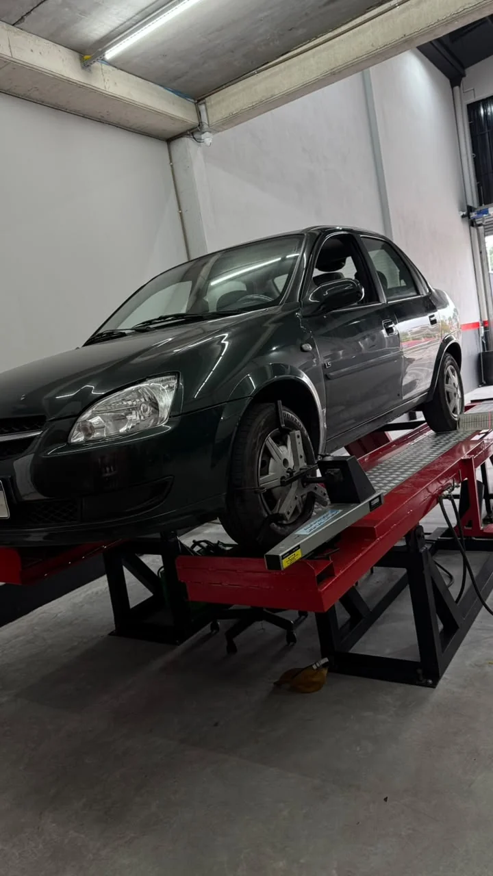 Veículo em equipamento de alinhamento na oficina Tobias