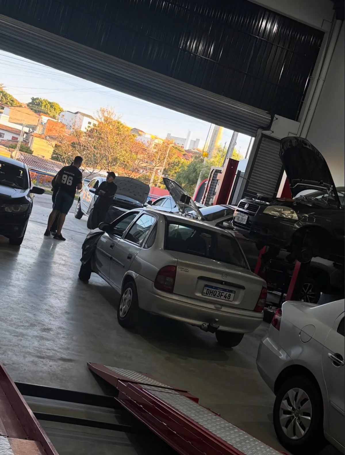 Visão ampla dos veículos em atendimento na oficina