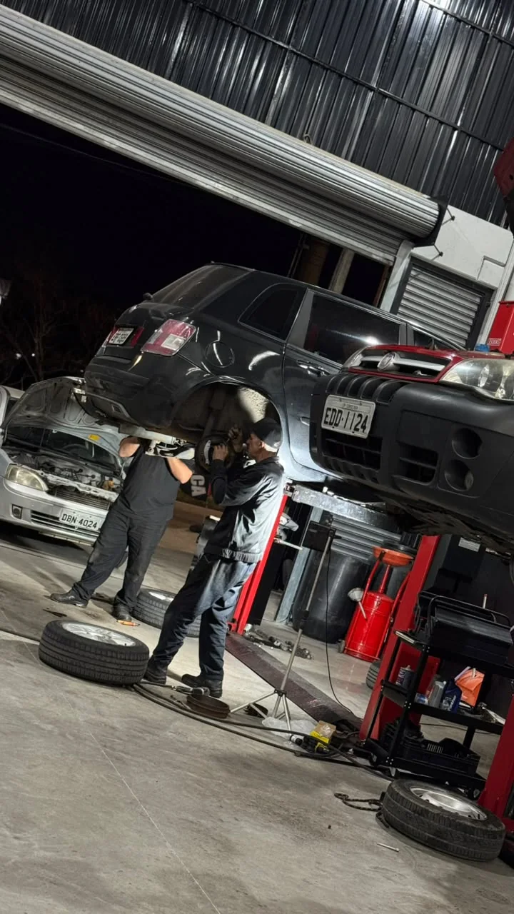 Profissionais trabalhando em veículo elevado