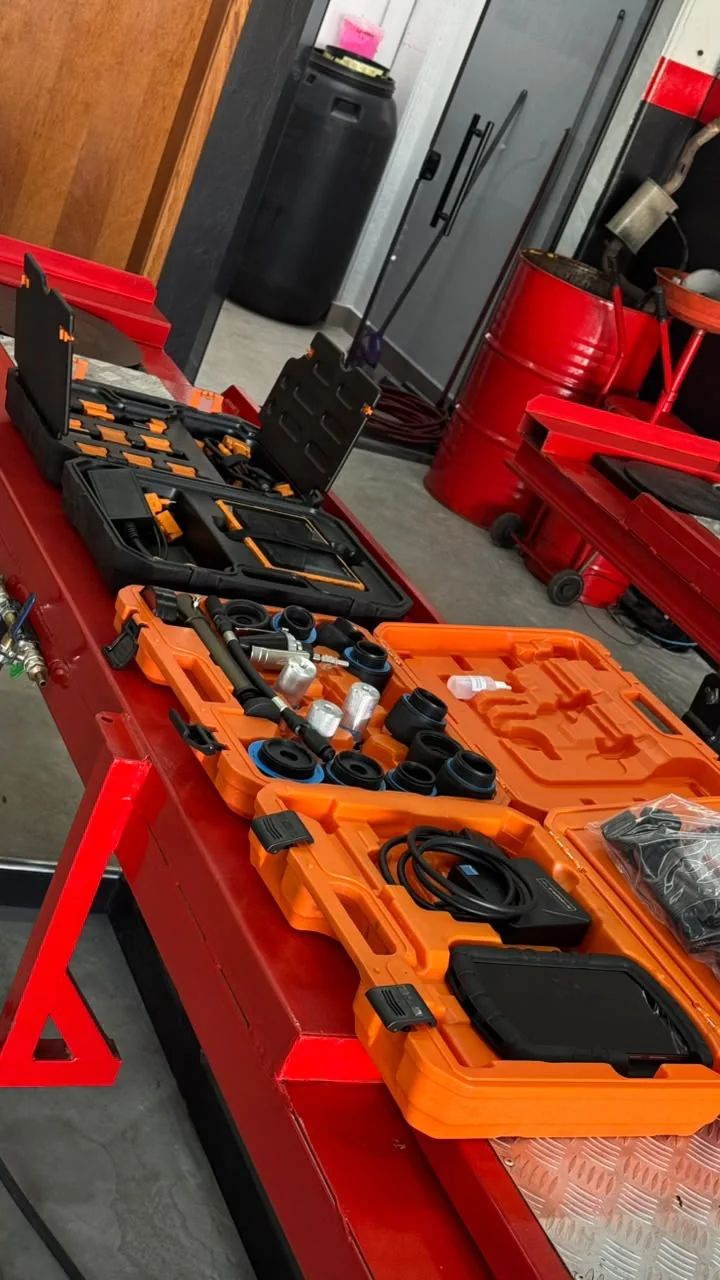 Ferramentas automotivas organizadas na oficina