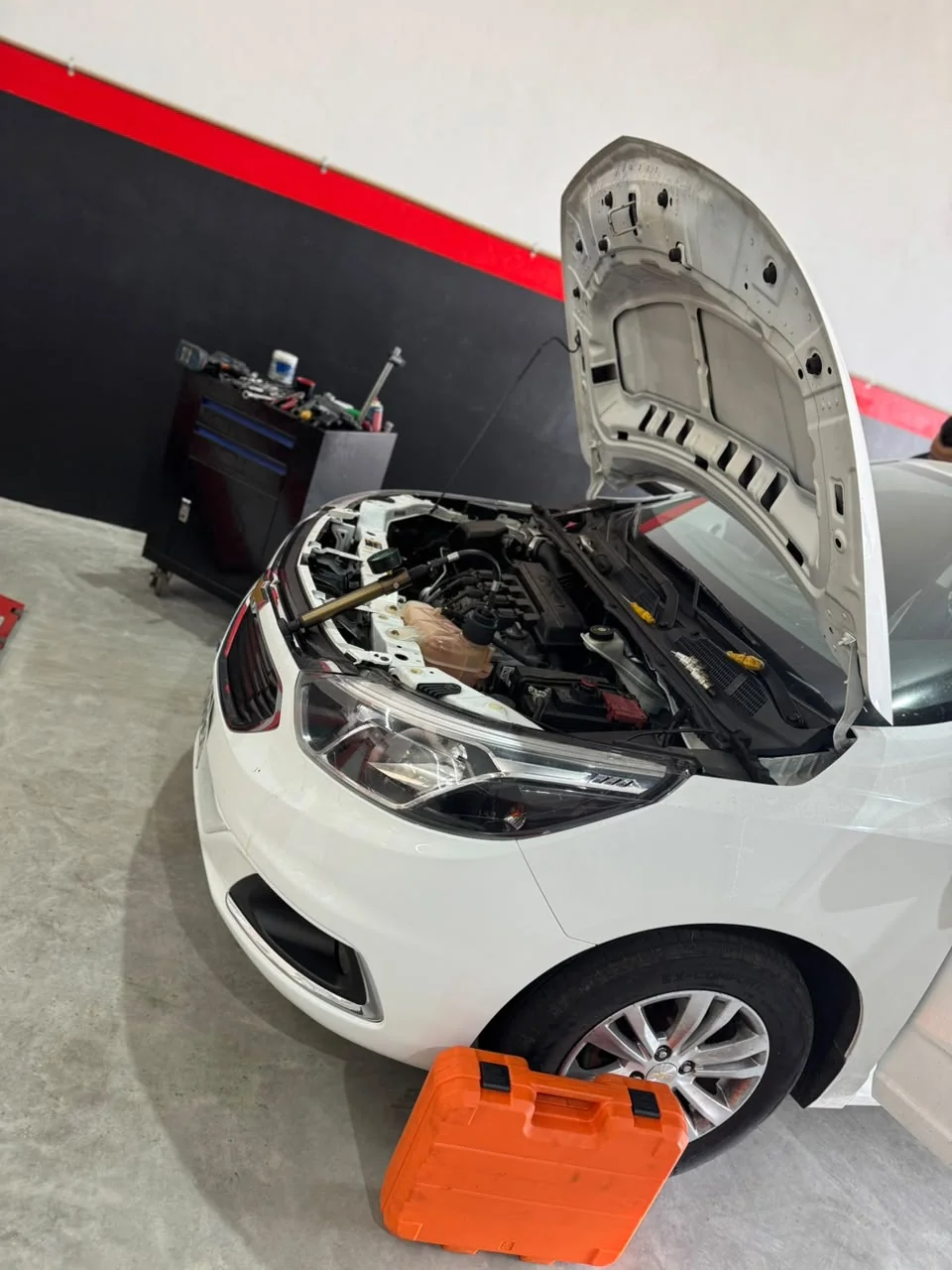 Veículo com capô aberto para verificação do motor