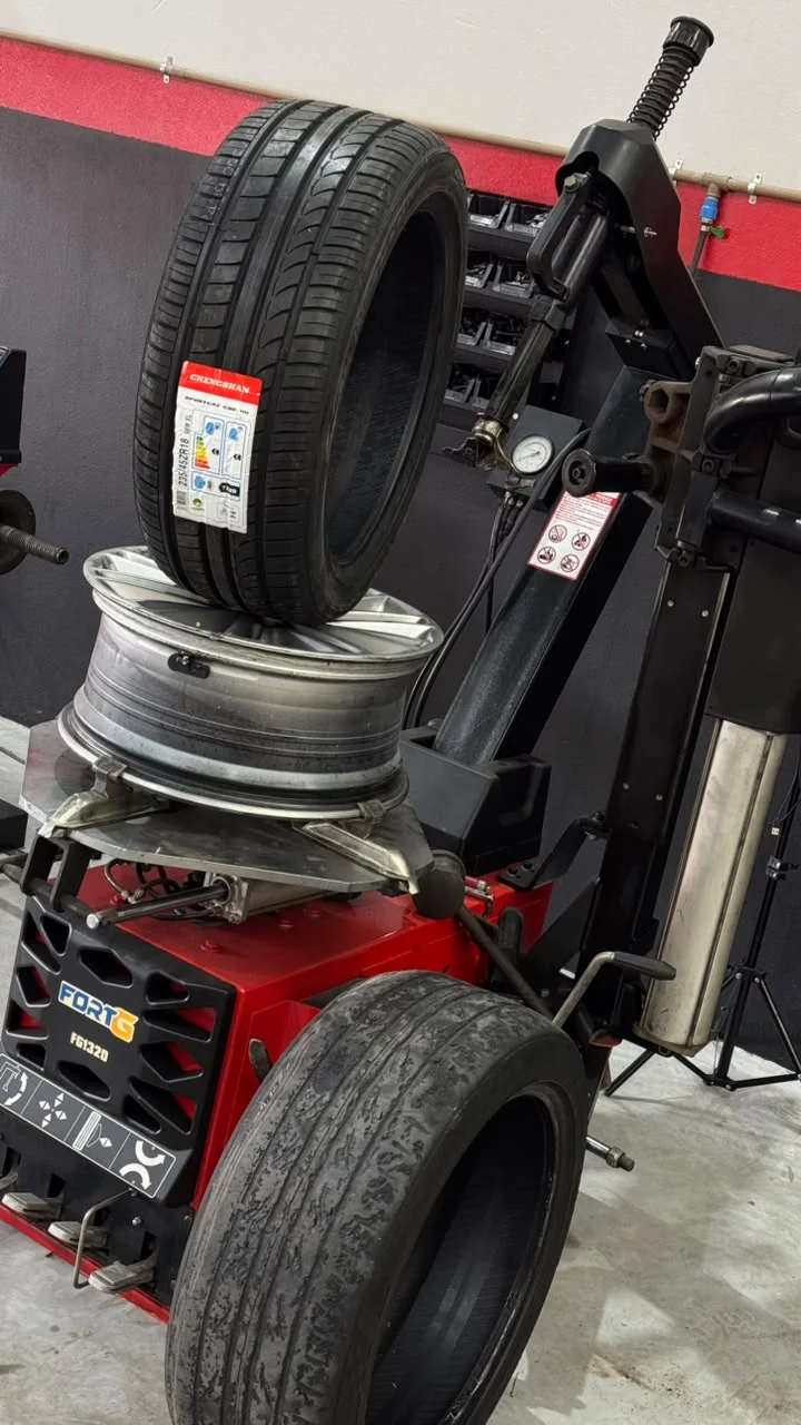 Pneu e equipamento de montagem na oficina Tobias