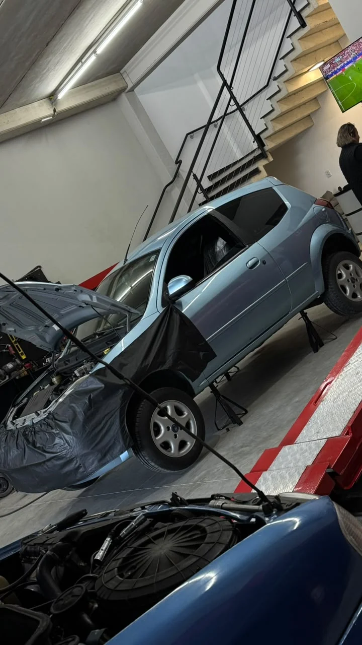 Veículo em manutenção de suspensão na oficina Tobias