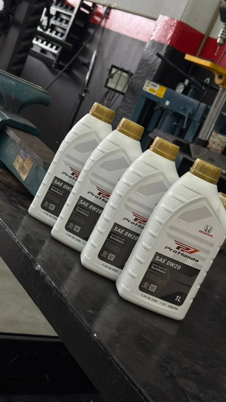 Óleos automotivos na oficina Tobias